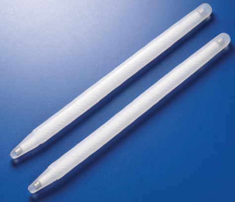 Deux stents ou implants médicaux de forme cylindrique, translucides et striés, utilisés pour maintenir ou élargir un conduit biologique.
