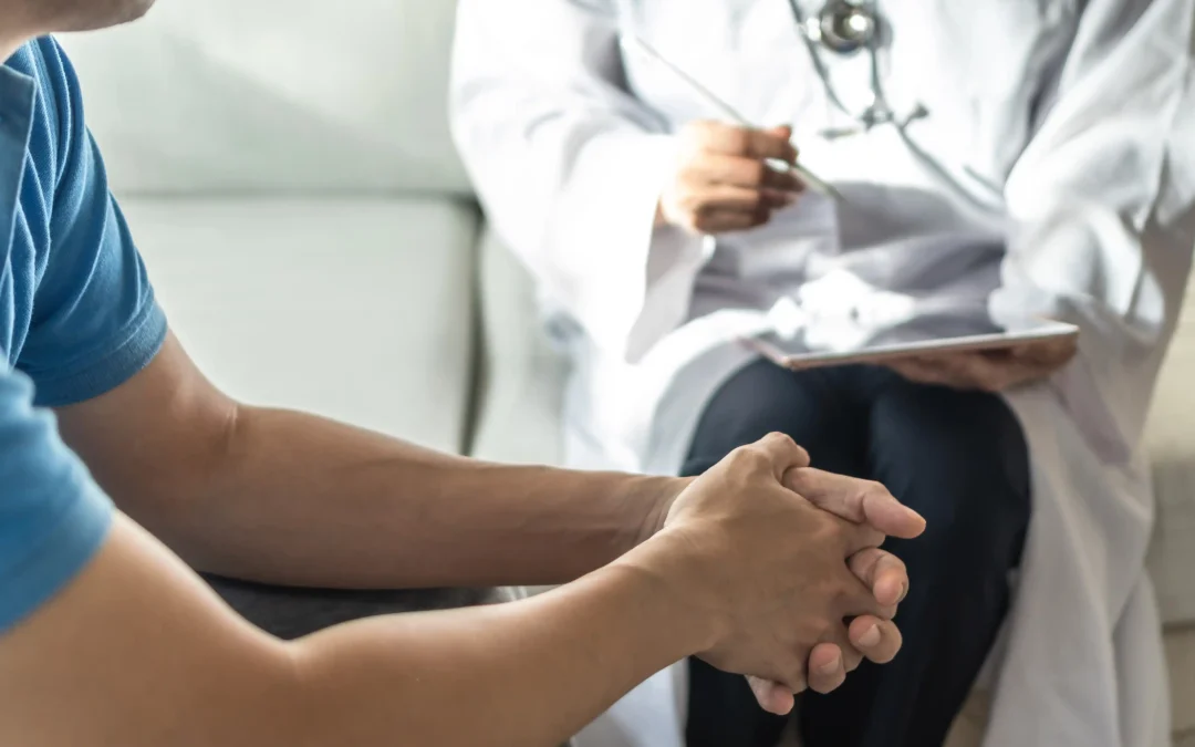 Un médecin en train de diagnostiquer un patient pour le cancer de la prostate